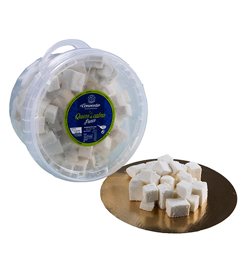 Cubo de queso fresco en dados